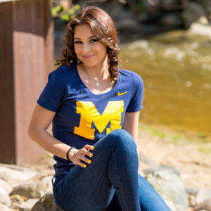Senior photo of Mariah Bobo wearing a U-M shirt.